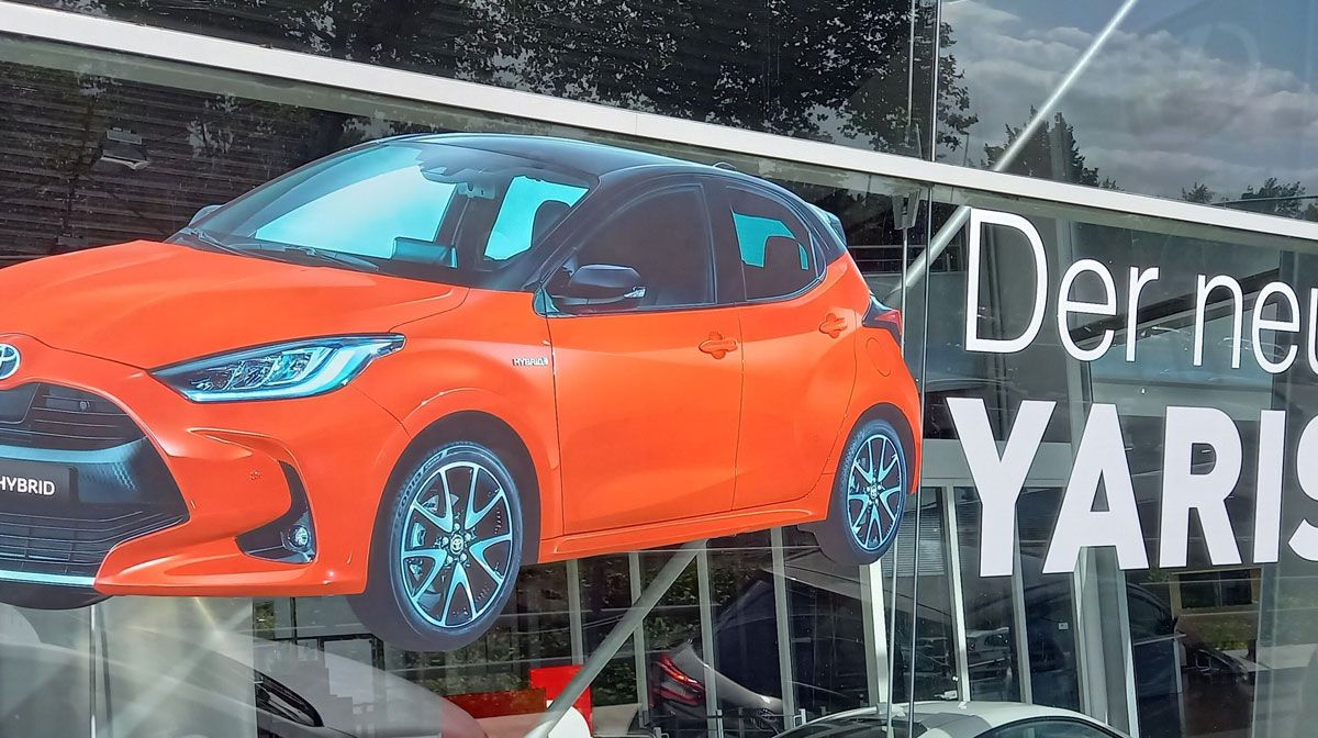 Werbetechnik an der Scheibe